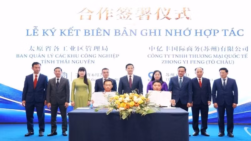Lãnh đạo Ban Quản lý các khu công nghiệp tỉnh Thái Nguyên ký biên bản ghi nhớ hợp tác với Tập đoàn Zhong Yi Feng (Trung Quốc).