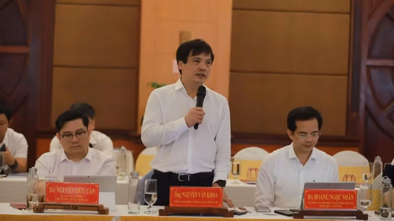 Ông Nguyễn Văn Khoa - Tổng giám đốc Tập đoàn FPT trình bày đề xuất: Xây dựng mô hình Kinh tế dữ liệu 4 lớp, lấy AI bản địa làm trọng tâm để đánh thức tiềm năng di sản, du lịch và y tế của Huế.
