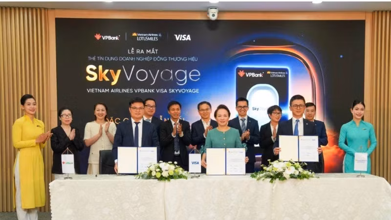 Lễ ra mắt thẻ đồng thương hiệu Vietnam Airlines VPBank Visa SkyVoyage đánh dấu bước mở rộng hợp tác giữa Vietnam Airlines, VPBank và Visa sang phân khúc khách hàng doanh nghiệp.