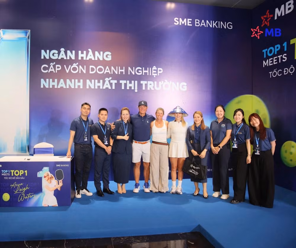 Đại diện lãnh đạo MB và vận động viên Anna Leigh Waters tại buổi giao lưu.