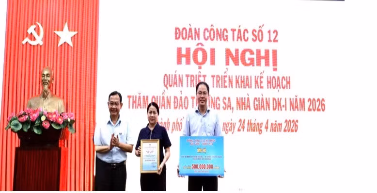 Tổng Công ty Cấp nước Sài Gòn-trách nhiệm hữu hạn một thành viên vừa trao 500 triệu đồng gửi đến cán bộ, chiến sĩ đang làm nhiệm vụ tại nhà giàn DK1.