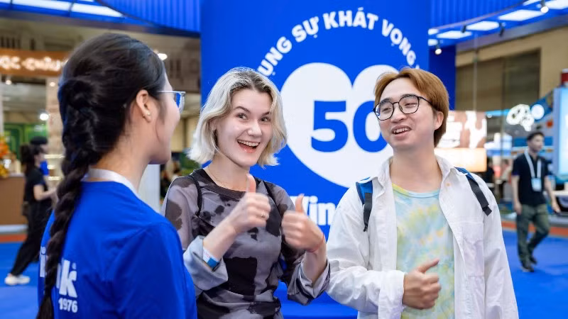 Anh Giang bày tỏ sự ấn tượng khi tham quan gian hàng Vinamilk tại chuỗi triển lãm chuyên ngành sữa 2026. (Ảnh: Duy Cường)