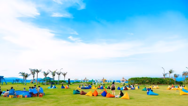 Những khu đô thị biển có hệ tiện ích đa dạng đang được nhà đầu tư quan tâm bởi khả năng vận hành đón khách quanh năm. (Ảnh: Bãi biển CaraBeach thuộc CaraWorld Cam Ranh)