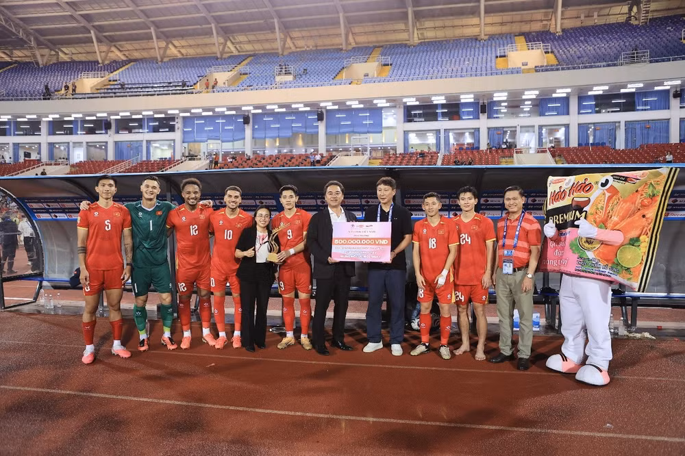 Hảo Hảo trao thưởng nóng 500 triệu đồng khi đội tuyển Việt Nam giành quyền góp mặt tại chung kết Hyundai ASEAN Cup 2026 (Ảnh: Acecook)