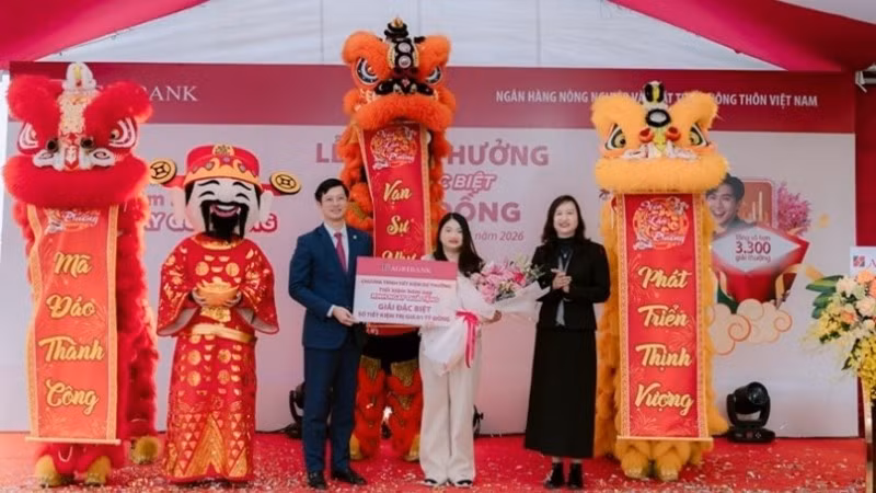 Ông Đỗ Đức Thành, Phó Tổng Giám đốc Agribank và Bà Nguyễn Thị Dung, Giám đốc Ngân hàng Nhà nước-Chi nhánh khu vực 6 trao giải cho khách hàng Bùi Thị Lan