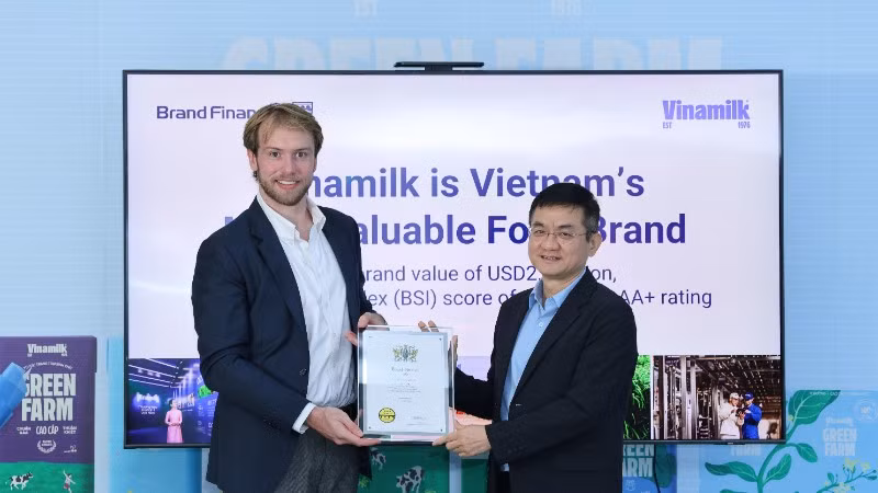 Ông Nguyễn Quang Trí, Giám đốc Điều hành Marketing Vinamilk, đại diện Vinamilk nhận chứng nhận Top 100 thương hiệu giá trị nhất Việt Nam từ đại diện Brand Finance. (Ảnh: Vi Nam)