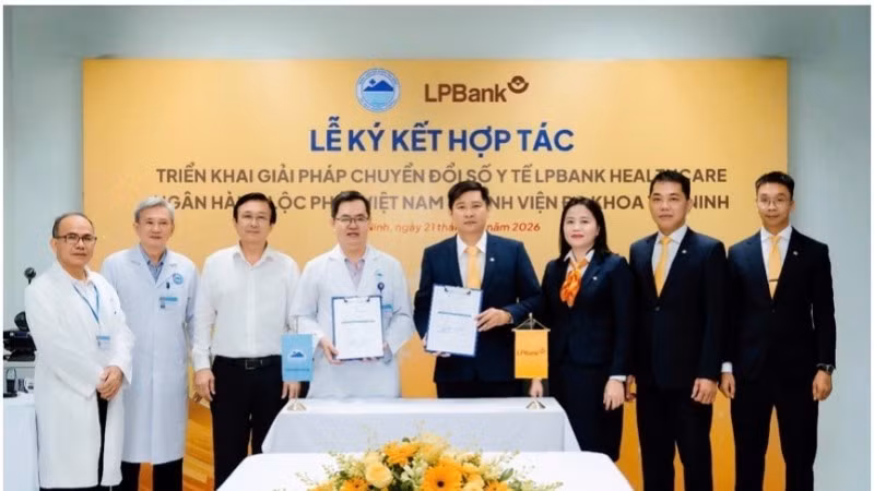 Bệnh viện đa khoa Tây Ninh và LPBank ký kết biên bản bàn giao hệ thống Kiosk y tế thông minh.