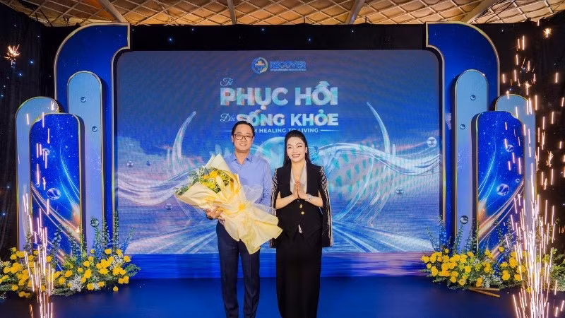 Tổng Giám đốc Nguyễn Thiên Linh tặng hoa Phó Giáo sư, Tiến sĩ, bác sĩ CKII Phan Minh Hoàng, Giám đốc Bệnh viện Phục hồi chức năng-Điều trị bệnh nghề nghiệp Thành phố Hồ Chí Minh.