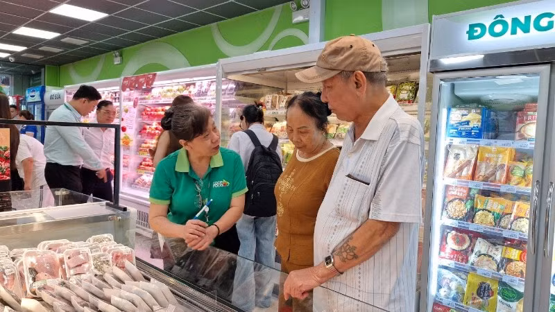 Khách hàng mua thực phẩm tươi sống tại Co.op Food New Concept.