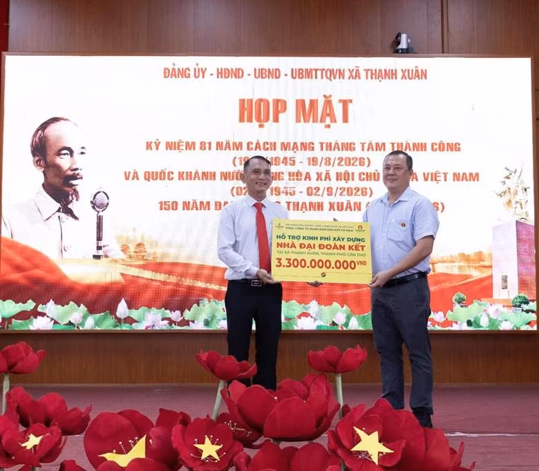 Phân bón Cà Mau trao biểu trưng hỗ trợ 3,3 tỷ đồng xây dựng Nhà Đại đoàn kết tại xã Thạnh Xuân, thành phố Cần Thơ (Nguồn ảnh: Đạm Cà Mau)