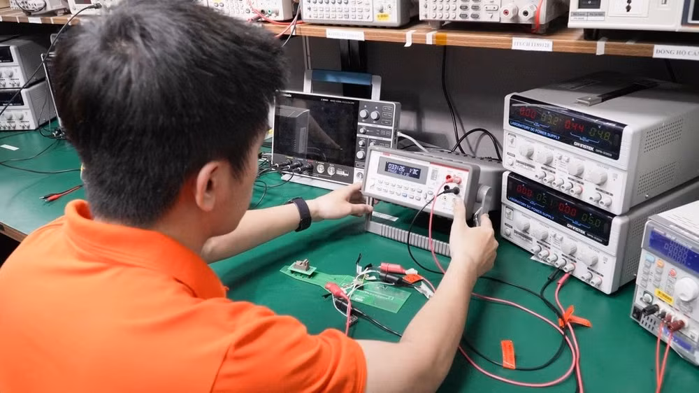 Kỹ sư FPT đang kiểm tra khả năng hoạt động của chip nguồn mới. (Nguồn: FPT)