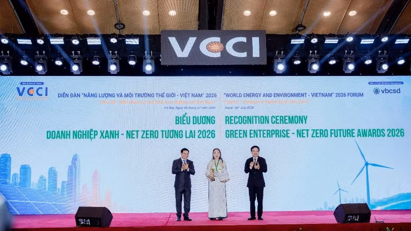 Bà Lý Thị Phi Loan, Chủ tịch Hội đồng quản trị Công ty cổ phần Nhựa Bình Minh Việt đón nhận Cúp và Chứng nhận Top 10 Doanh nghiệp xanh-Net Zero tương lai 2026 từ Phó Thủ tướng Chính phủ Nguyễn Văn Thắng và ông Hồ Sỹ Hùng, Chủ tịch Liên đoàn Thương mại và Công nghiệp Việt Nam (VCCI).