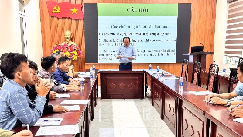 Các chủ rừng ở xã Chiềng Sinh được hướng dẫn cách ghi chép, quản lý tiền dịch vụ môi trường rừng hiệu quả.