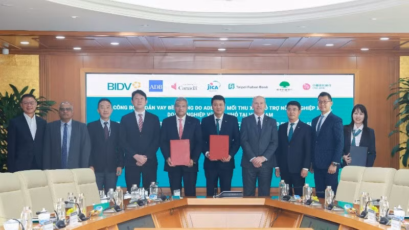Đại diện Lãnh đạo BIDV, ADB và các bên tham gia đồng tài trợ công bố hợp tác trong khuôn khổ khoản vay bền vững.