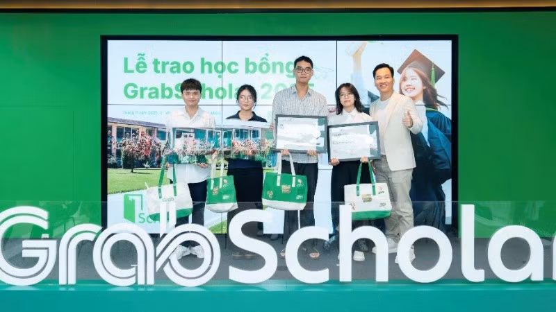 Chương trình GrabScholar với sự phối hợp cùng VietHope đã trao tặng 300 suất hỗ trợ học tập và 6 suất học bổng toàn phần cho học sinh, sinh viên Việt Nam.