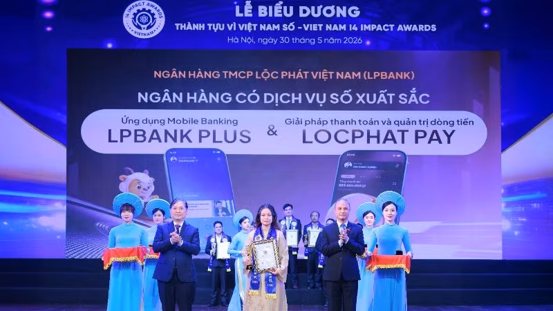 Bà Vũ Nam Hương, Phó Tổng Giám đốc LPBank nhận giải Sản phẩm Dịch vụ xuất sắc cho 2 sản phẩm LPBank Plus và LocPhat Pay