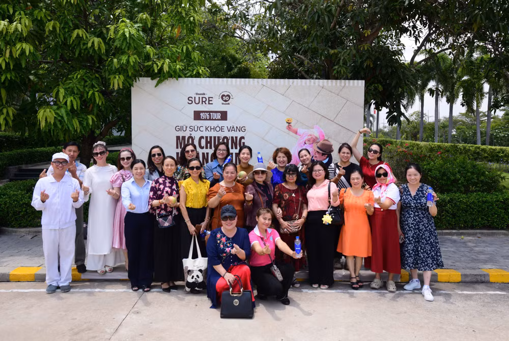 Đoàn Gen 1976 đến tham quan Nhà máy Sữa Việt Nam. (Ảnh: Vi Nam)