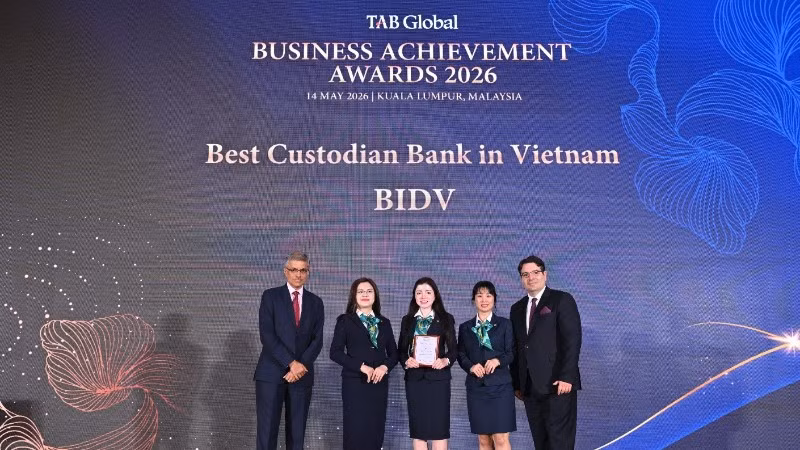 Đại diện BIDV nhận giải thưởng từ TAB