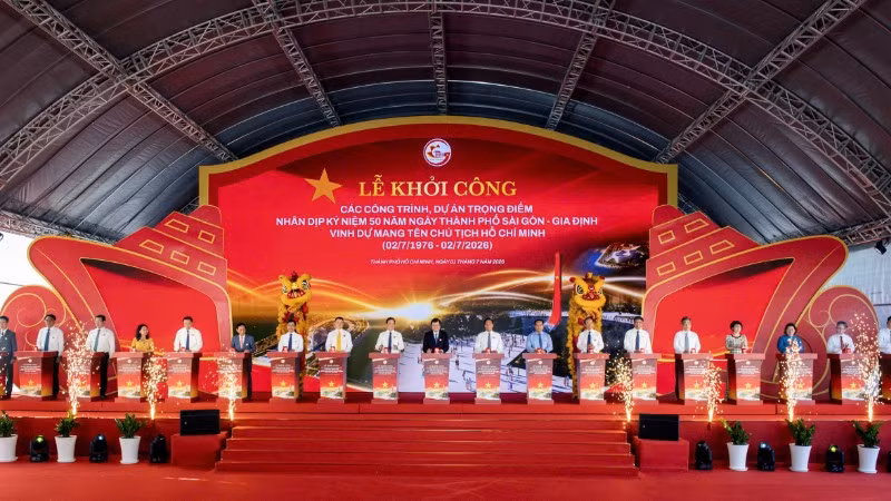 Các đại biểu bấm nút chính thức khởi công loạt công trình, dự án trọng điểm nhân dịp kỷ niệm 50 năm Ngày thành phố Sài Gòn-Gia Định vinh dự mang tên Chủ tịch Hồ Chí Minh, sáng 1/7/2026.