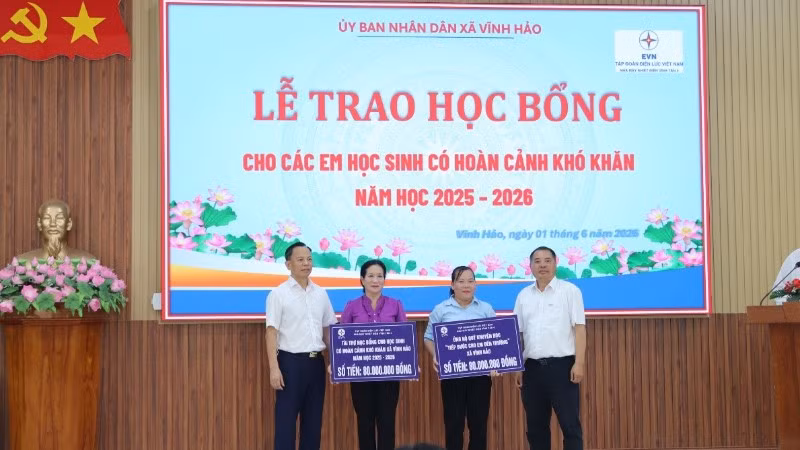 Đại diện Nhà máy Nhiệt điện Vĩnh Tân 4 trao tặng các bảng tượng trưng tại chương trình.