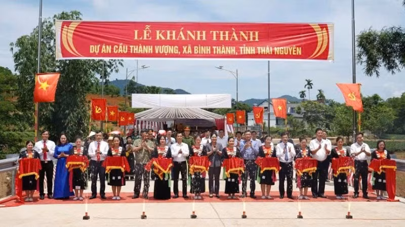 Các đại biểu cắt băng khánh thành cầu Thành Vượng, công trình dân sinh đầu tiên tại Việt Nam ứng dụng công nghệ dầm hộp rỗng bê-tông cốt thép dự ứng lực.