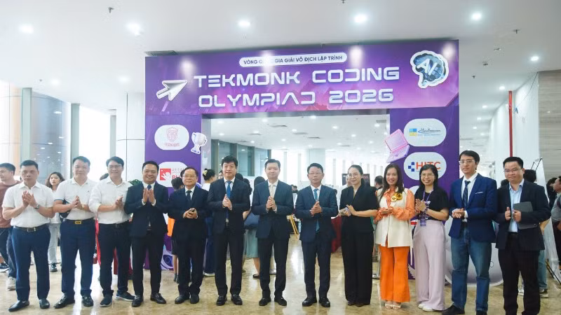 Các đại biểu đến tham quan khu vực thi đấu của cuộc thi Tekmonk Coding Olympiad.