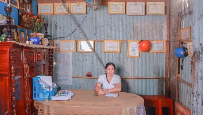 “Góc tự hào” treo đầy bằng khen trong nhà chị Hồng.