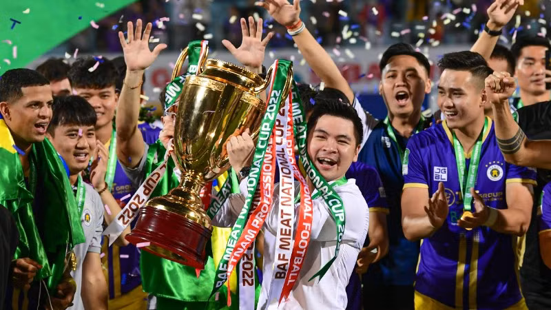 Ông Đỗ Vinh Quang ăn mừng chức vô địch V.League 2022.