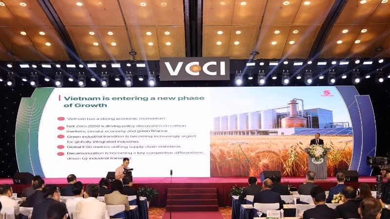 Ông Larry Lee - Phó Tổng giám đốc SABECO trình bày tại diễn đàn. (Ảnh: VCCI)