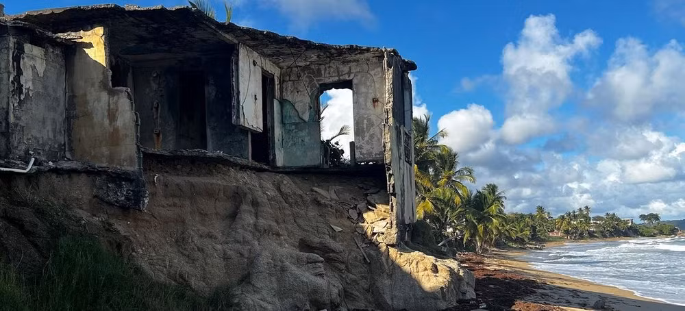 Nhiều ngôi nhà bị biển cuốn trôi do xói mòn bờ biển ở Puerto Rico, vùng biển Caribbean.
