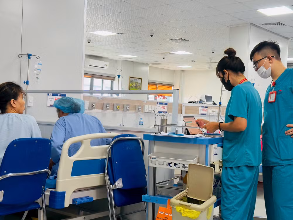 Cán bộ y tế Bệnh viện Đại học Y Hà Nội chuẩn bị thuốc cấp phát cho người bệnh điều trị nội trú. (Ảnh: MINH NGHĨA)