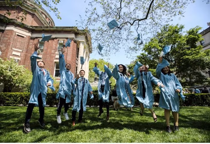 Các sinh viên tốt nghiệp chụp ảnh lưu niệm trong khuôn viên Đại học Columbia, Mỹ. (Ảnh tư liệu/Xinhua)