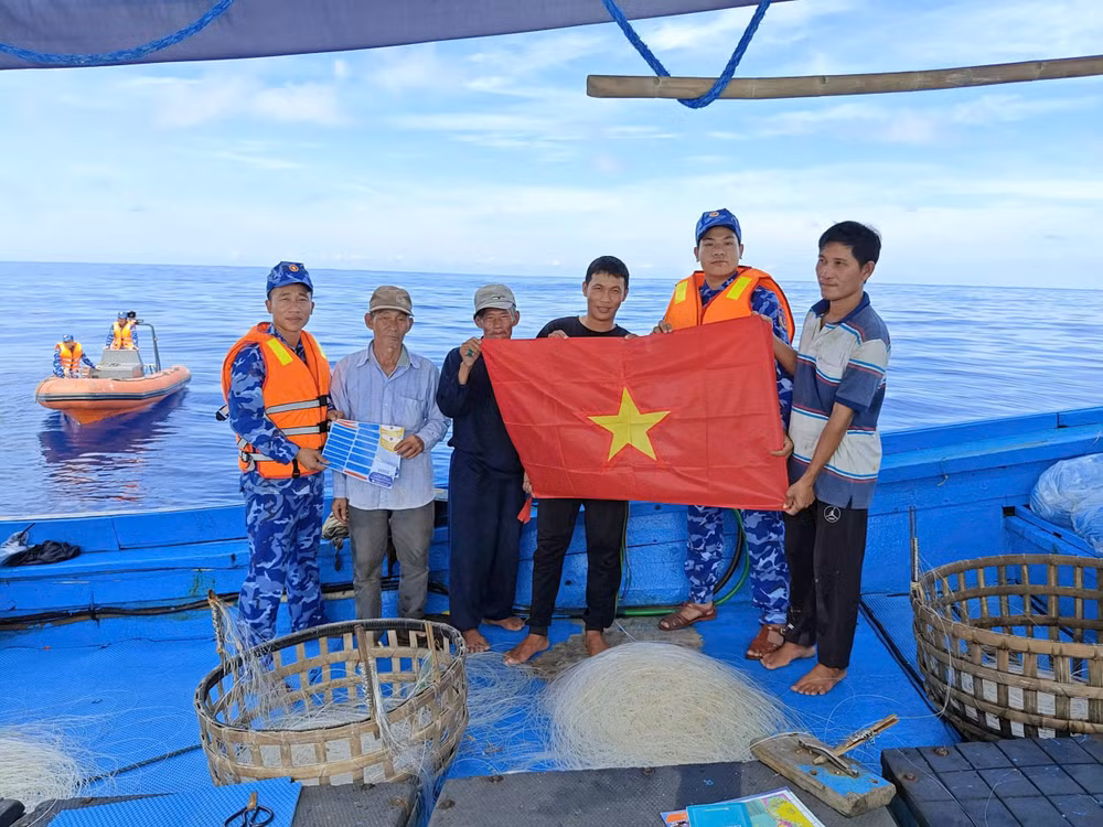 Hải đội 202, Bộ Tư lệnh Vùng Cảnh sát biển 2 trao cờ Tổ quốc tặng ngư dân Quảng Trị.
