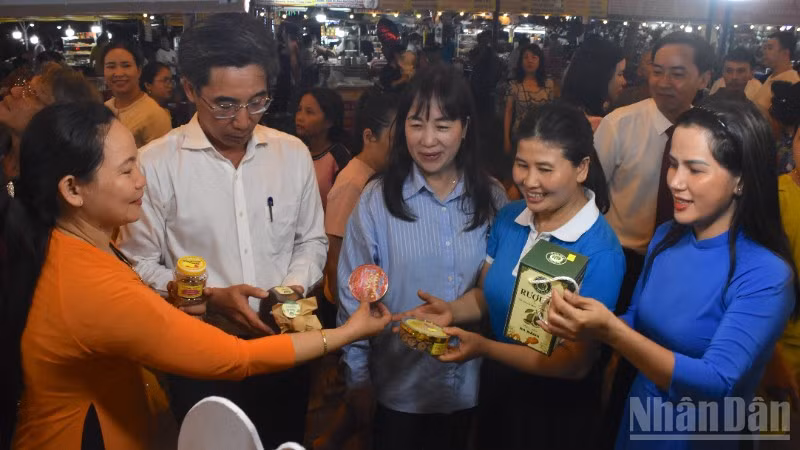 Các đại biểu tham quan các gian hàng OCOP của thành phố Đà Nẵng.