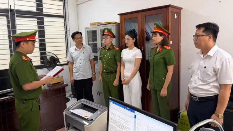 Cơ quan Cảnh sát điều tra Công an thành phố Đà Nẵng thi hành các quyết định khởi tố vụ án, khởi tố bị can, thi hành lệnh bắt bị can để tạm giam đối với Phạm Thị Mỹ Tuyết. (Ảnh: Công an cung cấp)