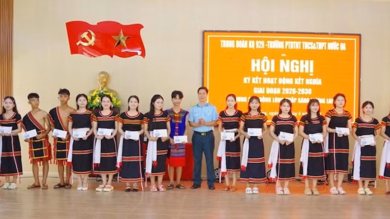 Thượng tá Nguyễn Mạnh Quyền, Chủ nhiệm chính trị Sư đoàn 372 trao quà tặng các em học sinh Trường Phổ thông dân tộc nội trú Trung học cơ sở và Trung học phổ thông Nước Oa.