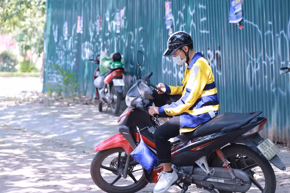 Nhiều thanh niên chọn bám trụ lài thành phố hành nghề xe ôm công nghệ vì thu nhập khá và được tự do.