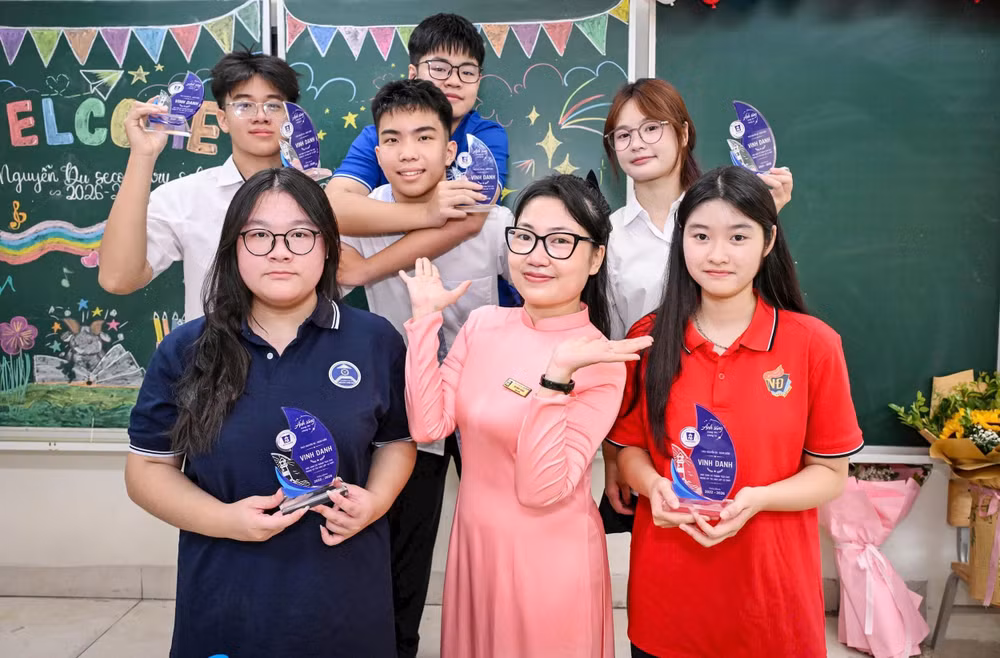Khoảnh khắc cô Vũ Minh Trang, giáo viên chủ nhiệm lớp 6C Trường THCS Nguyễn Du “khoe” những thành quả đáng trân trọng nhất của mỗi giáo viên. Ảnh: Thành Đạt