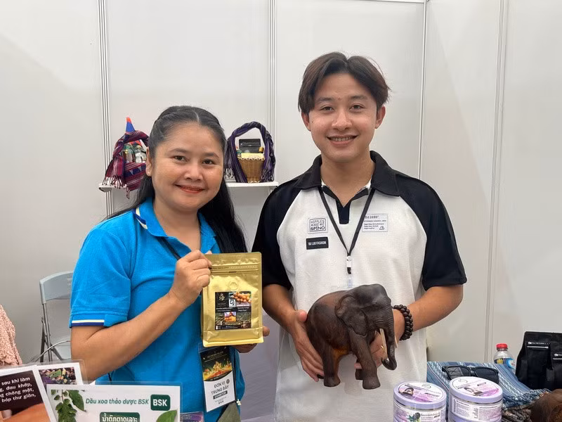 Hai thương nhân đến từ doanh nghiệp Phetdavanh - Lào. (Ảnh: THANH THẢO)