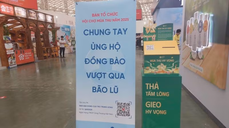 Số tiền ủng hộ đồng bào lũ lụt từ Hội chợ Mùa Thu Lần thứ I năm 2025 vượt 211 triệu đồng. (Ảnh: PV)