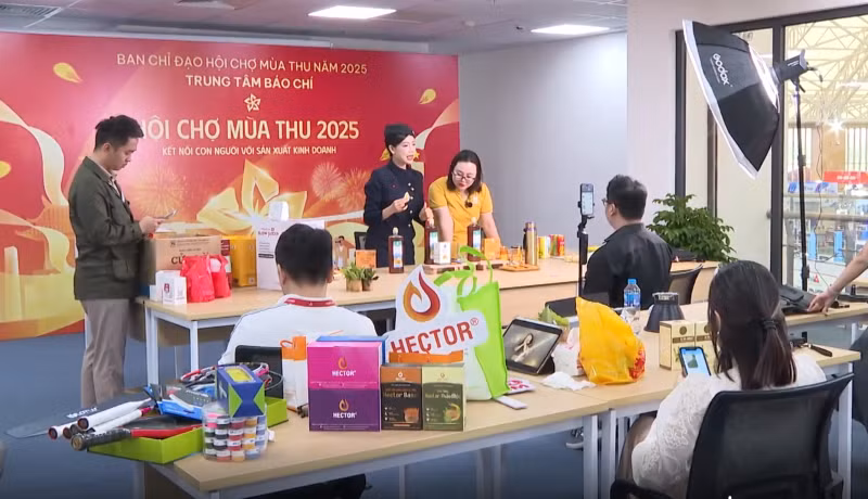 Phiên livestream tại Hội chợ Mùa Thu lần thứ I – 2025. 