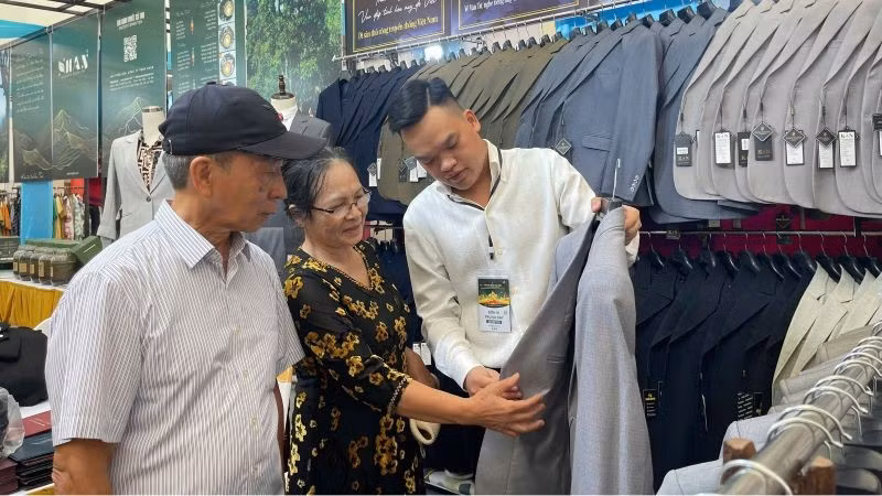 Doanh nghiệp, hợp tác xã làng nghề xúc tiến thương mại hiệu quả tại Hội chợ Mùa Thu.