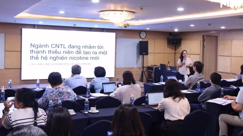 Các chuyên gia lĩnh vực y tế chia sẻ thông tin tại hội thảo