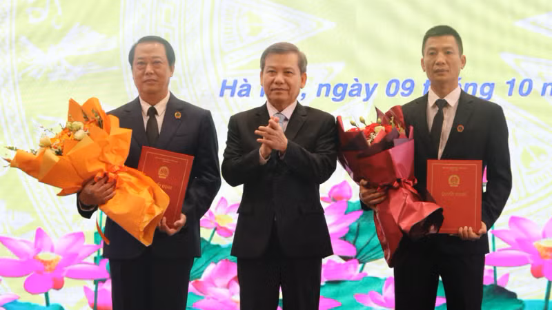 Chánh án Tòa án nhân dân tối cao trao quyết định cho hai cán bộ mới được bổ nhiệm.