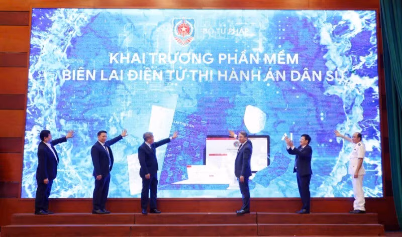 Chính thức bấm nút khai trương phần mềm Hệ thống Biên lai điện tử ứng dụng trong thi hành án dân sự.
