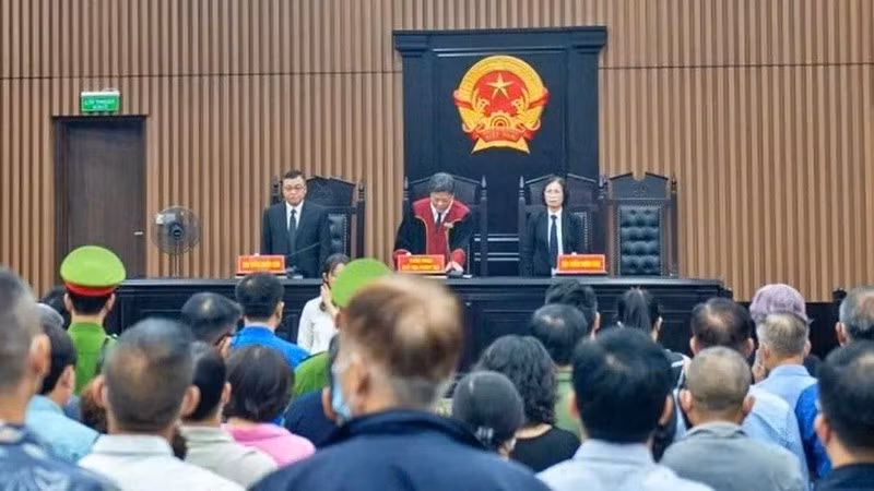 Hội đồng xét xử tuyên án.