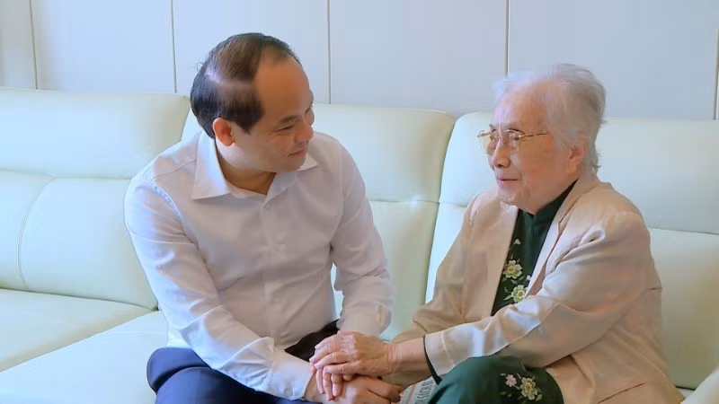 Phó Chánh án Tòa án nhân dân tối cao Nguyễn Quốc Đoàn thăm hỏi nguyên Phó Chủ tịch nước Nguyễn Thị Bình.