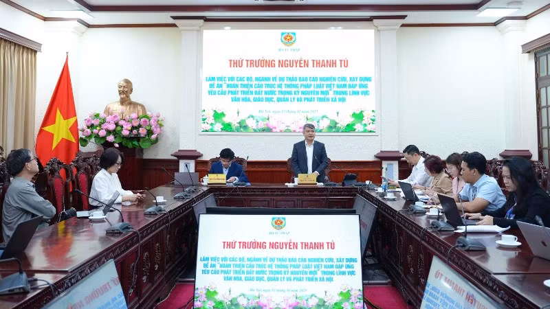 Quang cảnh buổi làm việc