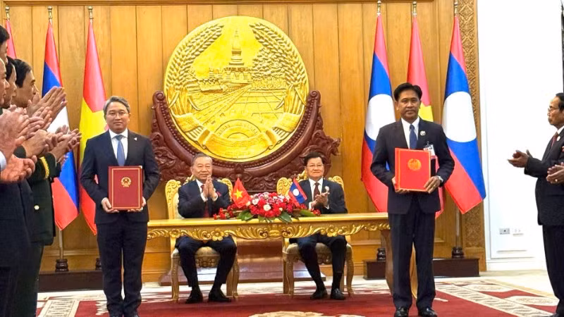 Quang cảnh lễ trao Thỏa thuận hợp tác pháp luật và tư pháp Việt-Lào giai đoạn 2026-2030.