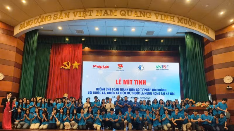 Lễ mít tinh tại Trường đại học Luật.